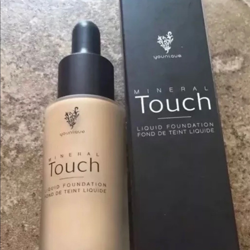 Younique Liquid Foundation.  Color- Chiffon. NIB